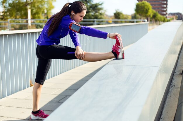 Junge Frau stretching und Vorbereitung für das Laufen