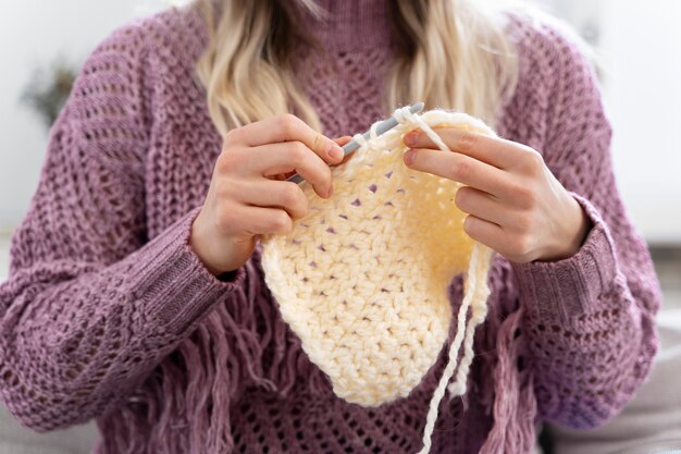 Junge Frau strickt beim Entspannen