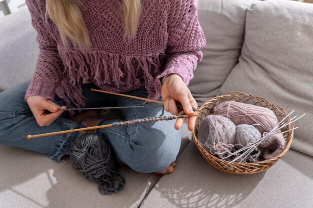 Junge Frau strickt beim Entspannen