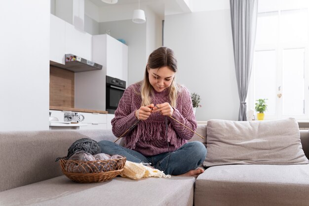 Junge Frau strickt beim Entspannen