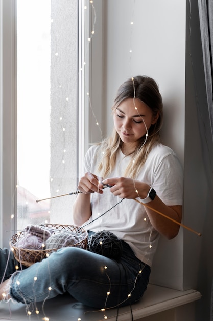 Junge Frau strickt beim Entspannen