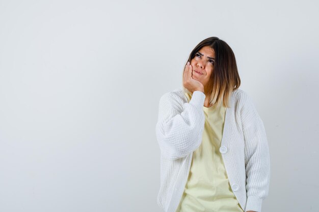 Junge Frau trägt eine weiße Strickjacke