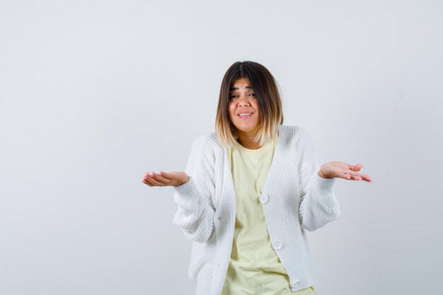 Junge Frau trägt eine weiße Strickjacke