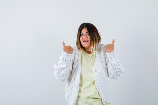 Junge Frau trägt eine weiße Strickjacke