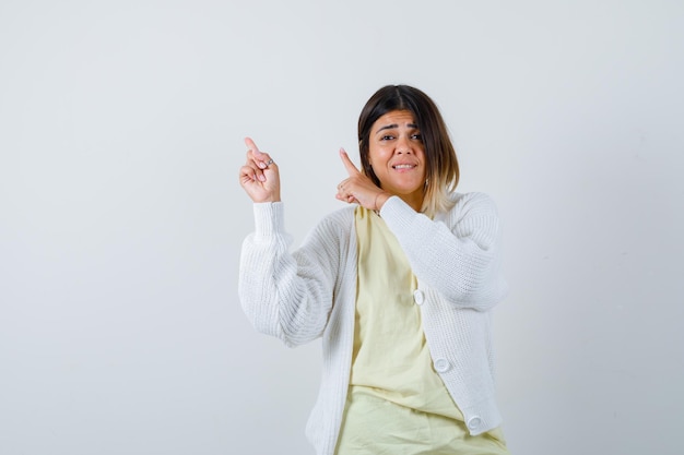 Junge Frau trägt eine weiße Strickjacke