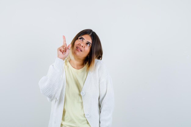 Junge Frau trägt eine weiße Strickjacke