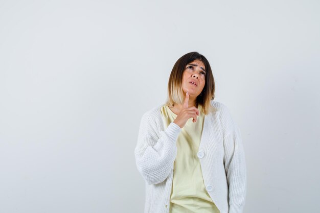 Junge Frau trägt eine weiße Strickjacke