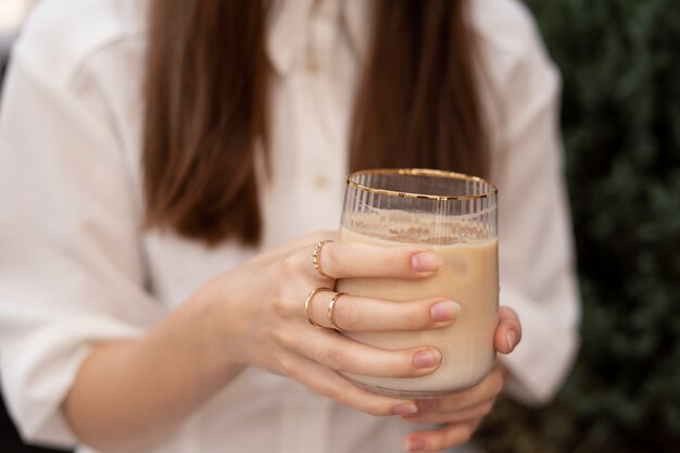 Junge Frau trinkt Eiskaffee