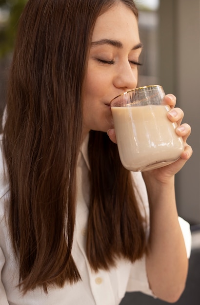 Kostenloses Foto junge frau trinkt eiskaffee