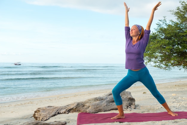 Junge Frau üben Yoga