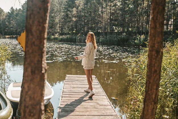 Junge Frau verbringt einen Tag im Park am Wasser