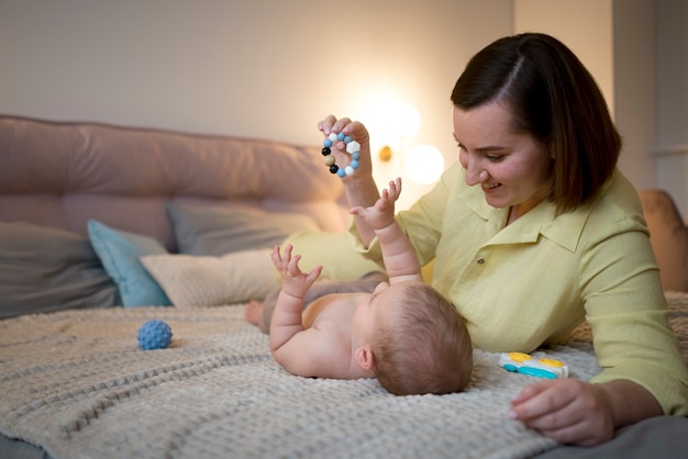 Kostenloses Foto junge frau verbringt zeit mit ihrem baby