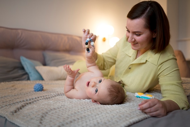 Junge frau verbringt zeit mit ihrem baby