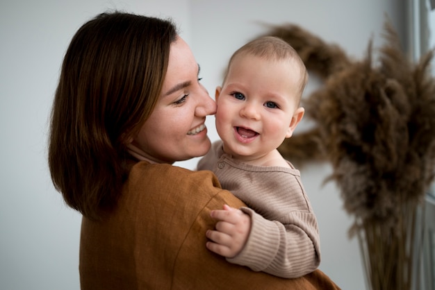 Junge Frau verbringt Zeit mit ihrem Baby