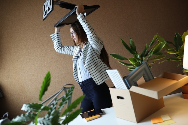 Kostenloses Foto junge frau von der arbeit gefeuert