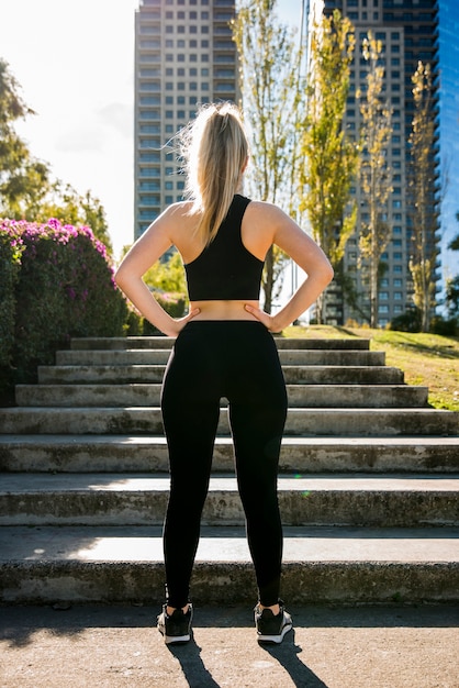 Kostenloses Foto junge frau vor der treppe