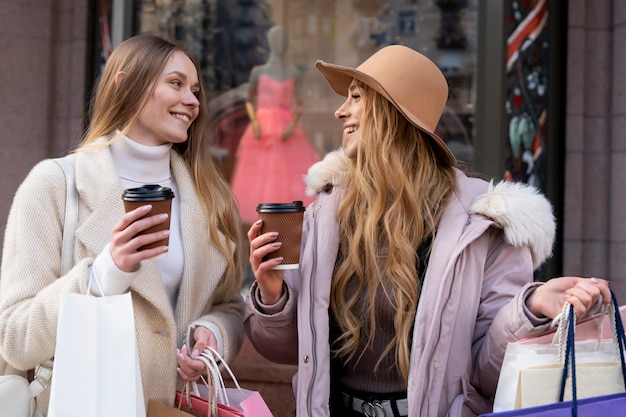 Junge Frauen beim Einkaufen in der Stadt