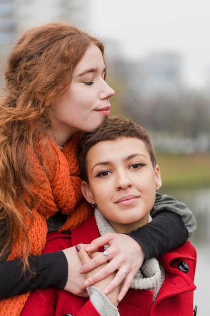 Junge Frauen der Nahaufnahme zusammen in der Liebe