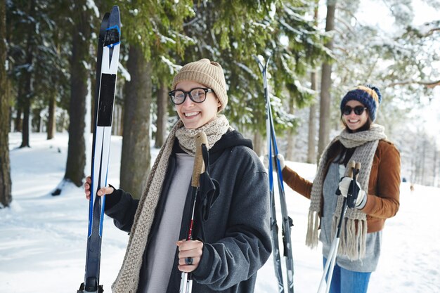 Junge Frauen, die am Erholungsort Ski fahren