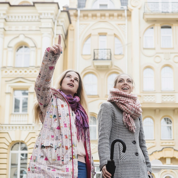 Junge Frauen, die auf Straße besichtigen