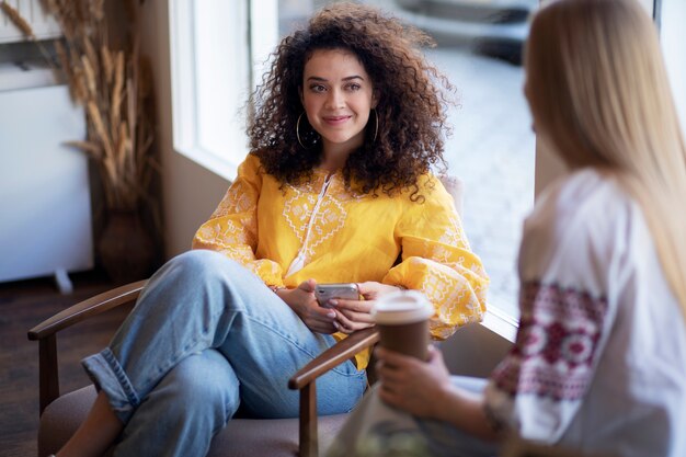 Junge Frauen, die bestickte Hemden tragen