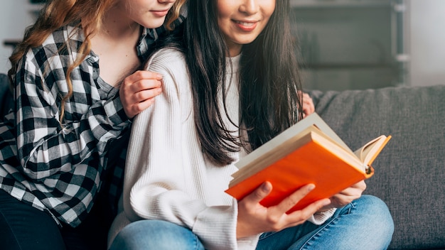 Kostenloses Foto junge frauen, die buch halten