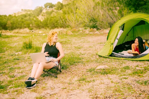 Junge Frauen, die im Wald kampieren