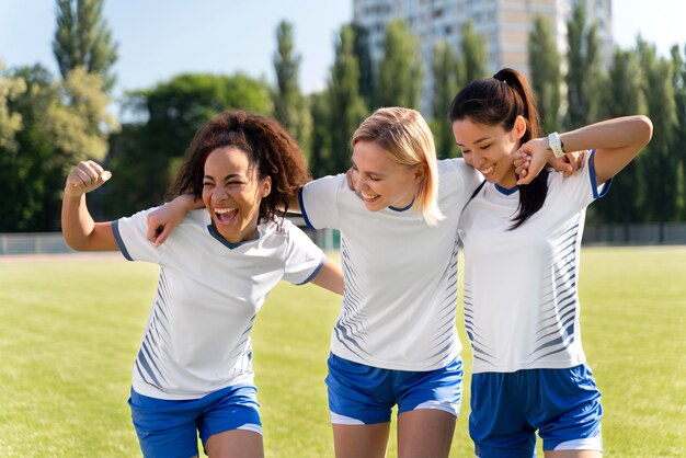 Junge Frauen, die in einer Fußballmannschaft spielen