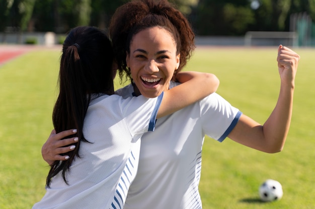 Junge Frauen, die in einer Fußballmannschaft spielen