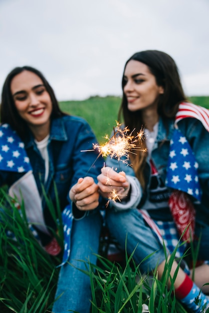 Junge Frauen, die Juli 4. auf dem Gebiet feiern