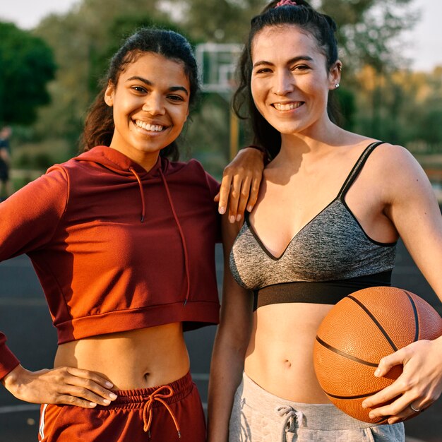Junge Frauen, die mit einem Basketball aufwerfen