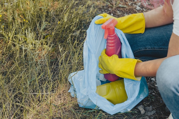 Junge Frauen, die Müll sammeln und Plastikmüllbeutel einlegen - Umweltverschmutzungskonzept