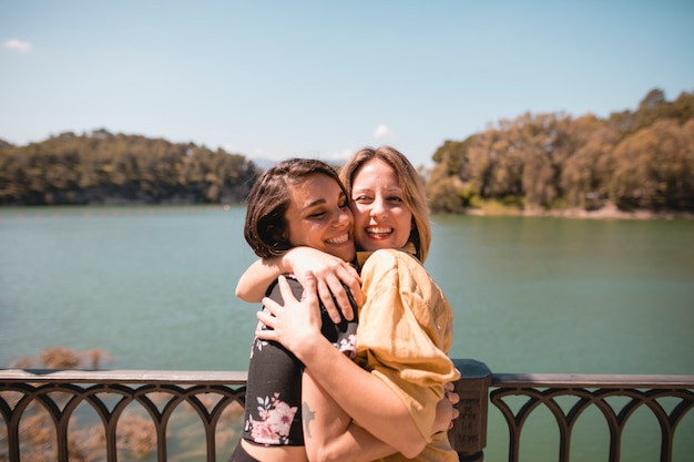 Kostenloses Foto junge frauen, die nahen fluss umfassen