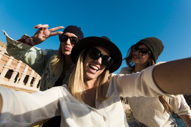 Junge Frauen, die selfie während der Reise nehmen