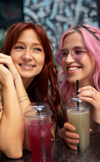 Junge Frauen, die sich im Sommer amüsieren