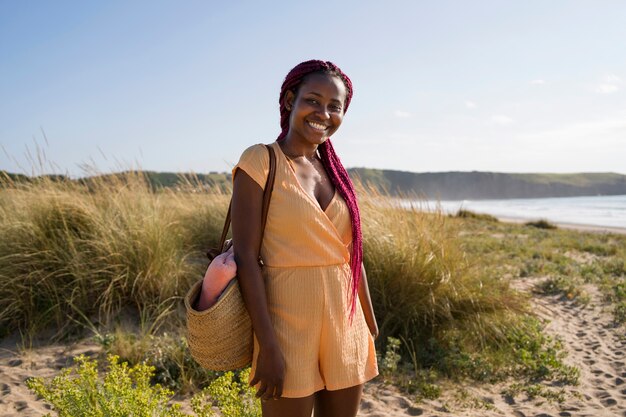 Junge Frauen, die Spaß am Strand haben