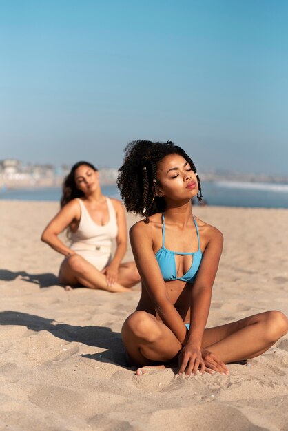 Junge Frauen, die Spaß am Strand haben