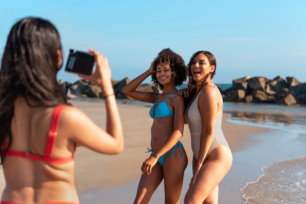 Junge Frauen, die Spaß am Strand haben