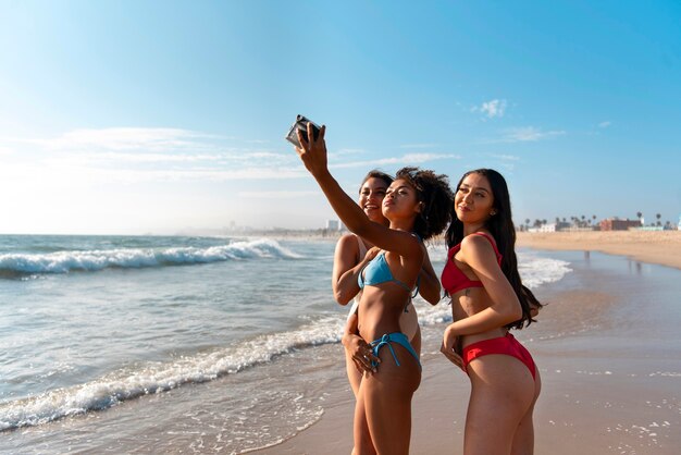 Junge Frauen, die Spaß am Strand haben