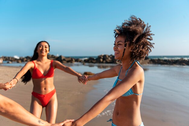 Junge Frauen, die Spaß am Strand haben