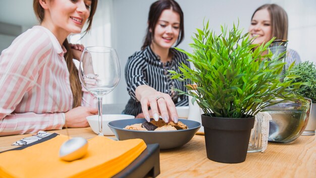 Junge Frauen, die Spaß bei Tisch haben