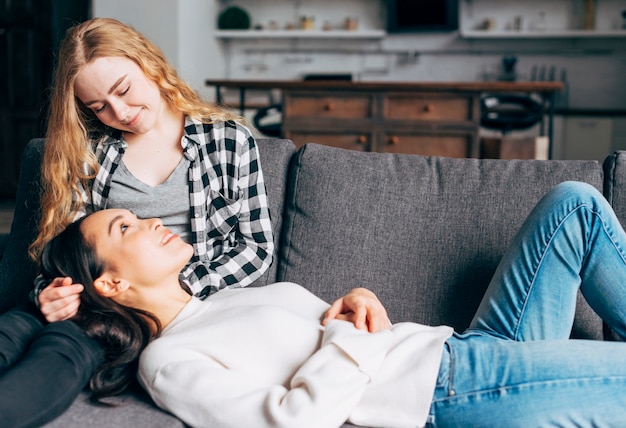 Junge Frauen, die zu Hause stillstehen