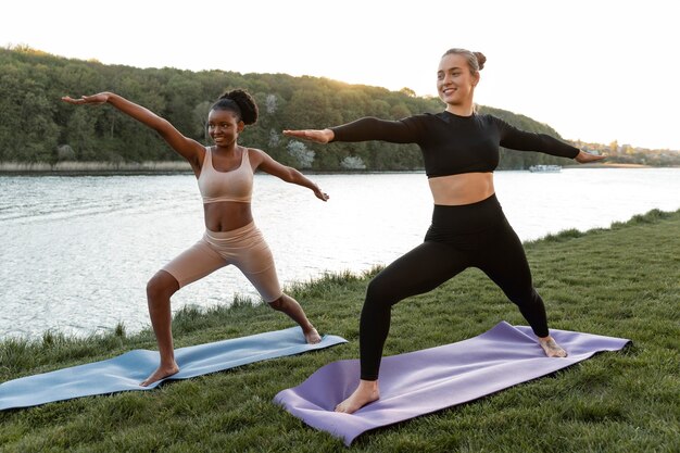 Junge Frauen, die zusammen im Freien Fitness machen