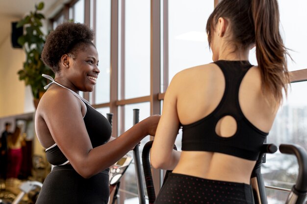 Kostenloses Foto junge frauen im fitnessstudio trainieren