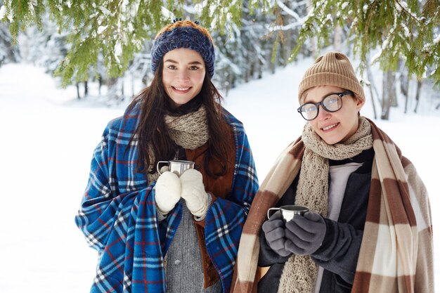 Junge Frauen im Winterurlaub