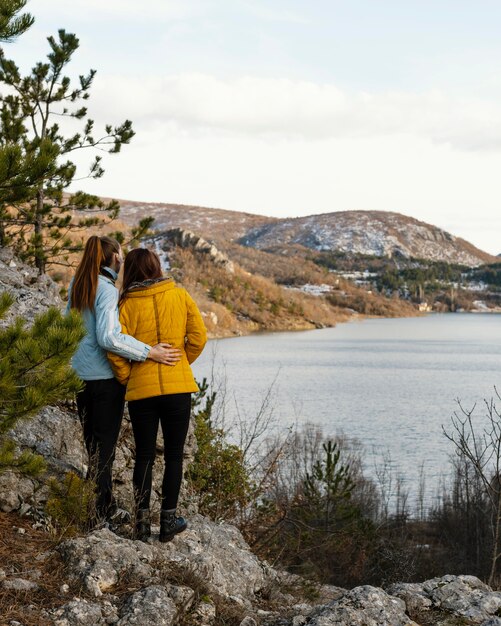 Junge Frauen in der Natur