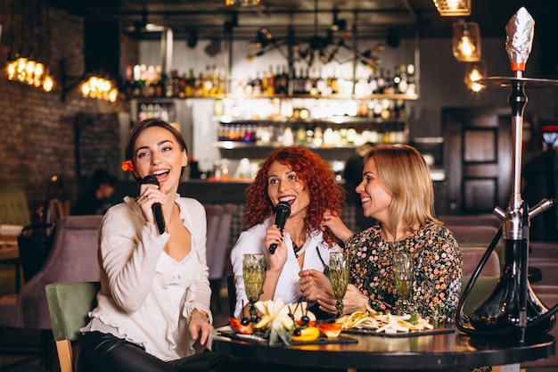 Junge Frauen in einer Bar Karaoke-Gesang