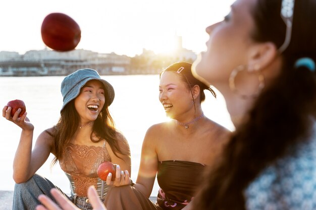 Junge Frauen in Mode der 2000er Jahre