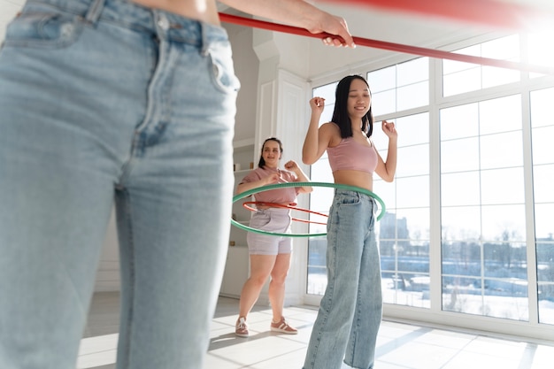 Kostenloses Foto junge frauen mit hula-hoop-reifen