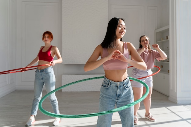 Junge Frauen mit Hula-Hoop-Reifen